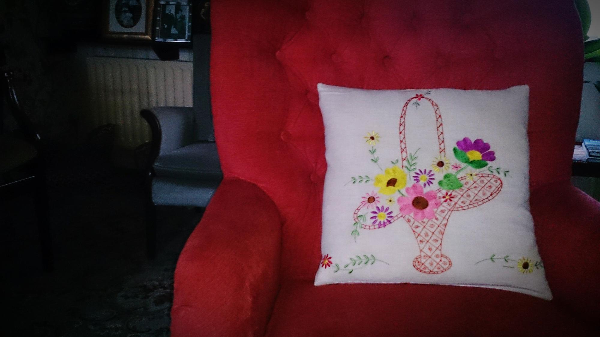 Haft dekoracyjny na poduszce w stylu nowoczesnym